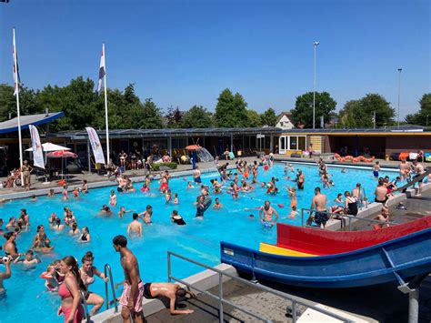 Drukte In Het Zwembad Tijdens Een Zomerse Dag Zwembad Mounewetter