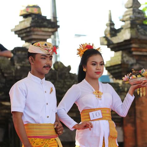 Lomba Busana Adat Ke Pura Tingkat Remaja Desa Sulahan