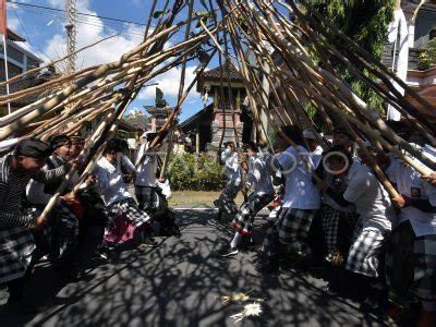 Tradisi Mekotek Saat Hari Raya Kuningan Antara Foto