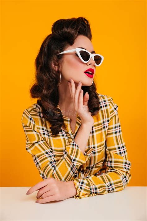 Señora De Pinup Sensual Posando En Gafas De Sol Estudio De Una Mujer