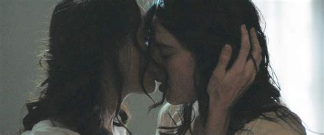 Margaret Qualley Rebecca Dayan Sexy Lesbian Kiss Novitiate 15 Pics