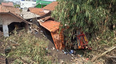 Mobil Truk Pengangkut Batu Bara Nyungsep Timpa Rumah Warga Di