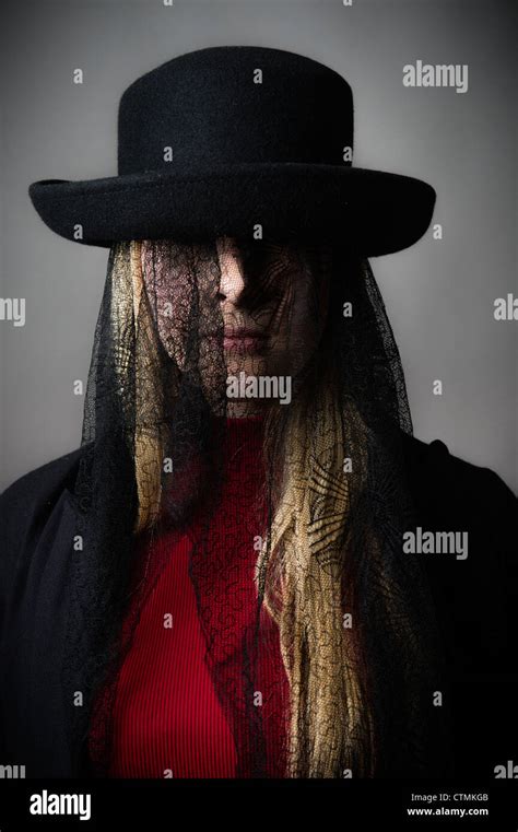 Eine Junge Blonde Behaarte M Dchen Frau Tr Gt Einen Hut Mit Schwarzem Viktorianischen Trauer