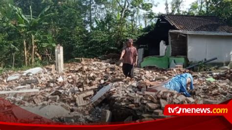 Rumah Warga Blitar Roboh Rata Dengan Tanah Akibat Tanah Longsor