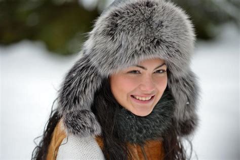 戴着帽子的美女图片 雪中戴着帽子的美丽的女孩素材 高清图片 摄影照片 寻图免费打包下载