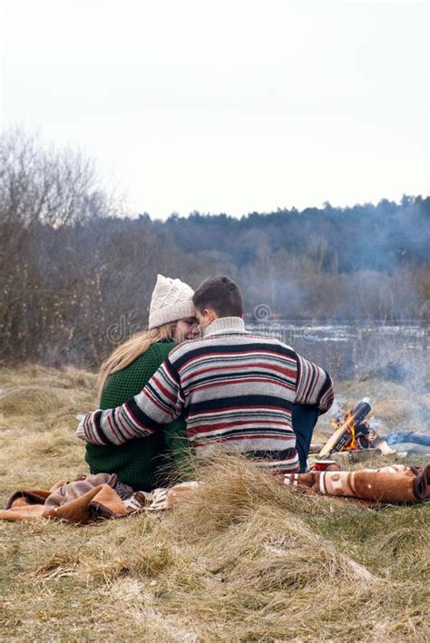 Pares Jovenes Que Tienen Una Comida Campestre Pares Felices En El Amor