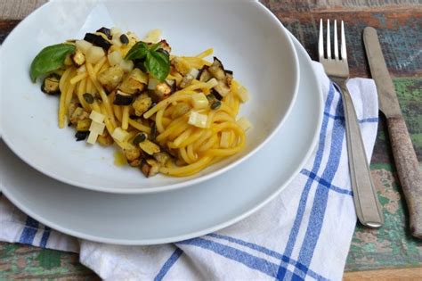 Spaghetti Con Crema Di Zucca Melanzane Ed Emmentaler Immagine