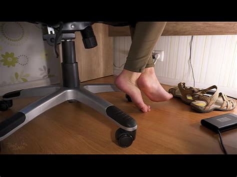 Sneaky Voyeur Watches Natural Feet In Worn Sandals Under Table XVIDEOS