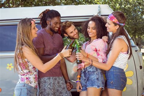 Inconformistas Felices Que Tuestan Sus Botellas De Cerveza Foto De