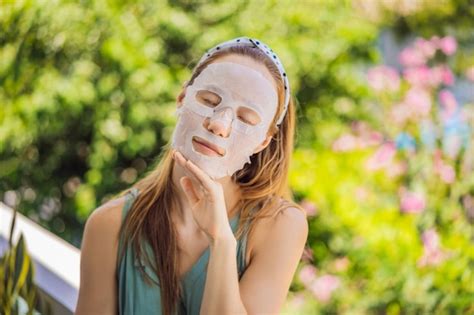 Jovem Ruiva Fazendo Folha De M Scara Facial Conceito De Beleza E