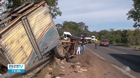 Homem Morre E Dois Ficam Feridos Em Batida Entre Caminhonete E Caminhão Na Bahia Veículo Menor