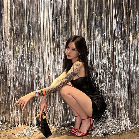 Hot girl thang máy mặc mỏng tang khoe hình xăm cực chất