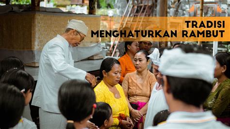 Menghaturkan Rambut Nangiang Tapakan Ida Batara Sesuhunan Di Pura