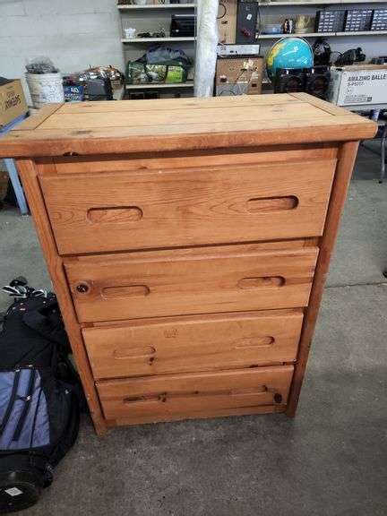 4 DRAWER WOOD CHEST OF DRAWERS Isabell Auction