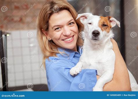 Friendly Female Veterenarian Working At Her Clinic Stock Image Image