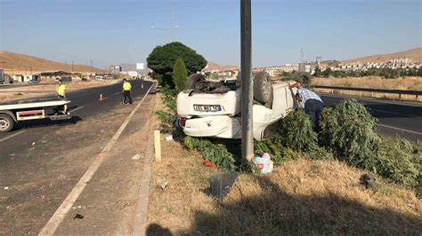 Elazığ da korkunç kaza Aydınlatma direğine çarpan otomobil takla attı