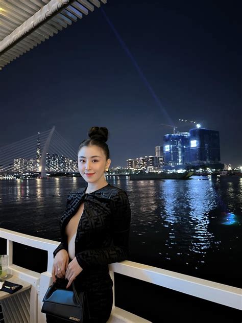 Hot girl bánh tráng trộn lộ sắc vóc không nhận ra sau năm