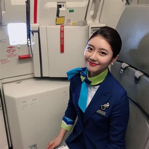 리안 On Instagram 꺅 유물발견 🍋🥺 스카프돌려주고싶다 입사초혜영이시절” 항공 승무원 승무원 여성 패션