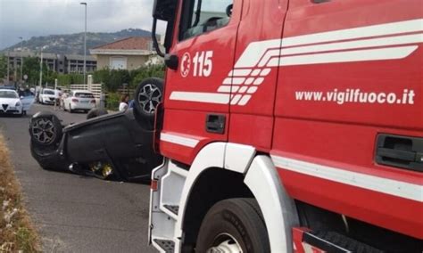 Auto Si Schianta Contro Un Muro E Si Ribalta Ferita Una Donna A Lamezia