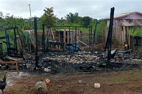 Corpo carbonizado é encontrado após incêndio em residência na zona