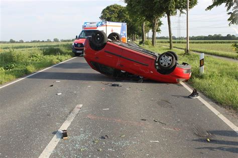 POL NE Autofahrerin kommt von der Fahrbahn ab Pkw überschlägt sich