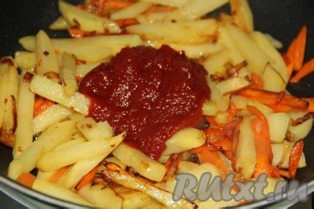 Жареная картошка с луком и сосисками на сковороде: 11 фото в рецепте