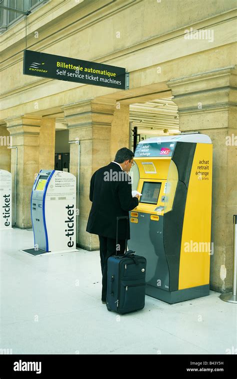 París Francia estación de tren Gare du Nord Hombre desde atrás