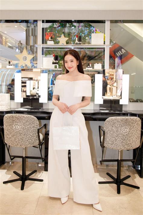 Lấy chồng năm 18 tuổi hot girl 2K4 giờ hết nổi loạn ăn mặc gợi cảm nhưng chẳng ai ném đá