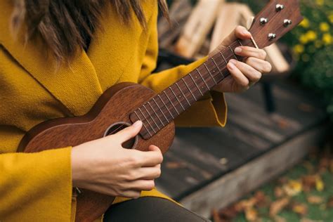 Learn How to Play the G Ukulele Chord – Including Variations