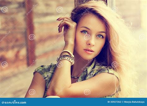 Portrait De Femme Blonde Au Fond En Bois Photo stock Image du fond modèle