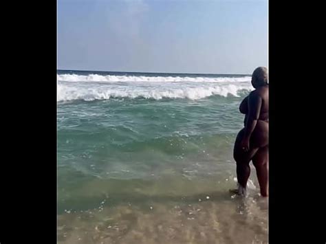 Jojo Todynho na praia de biquíni XVIDEOS