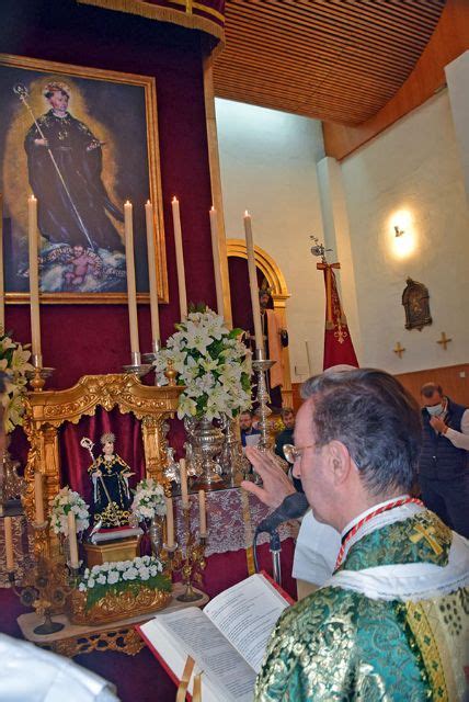 El Rvdo Amador Dom Nguez Manchado Bendice Una Relpica De San Benito