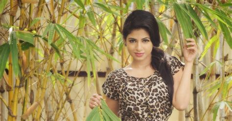 Actress Iswarya Menon Hot Photos