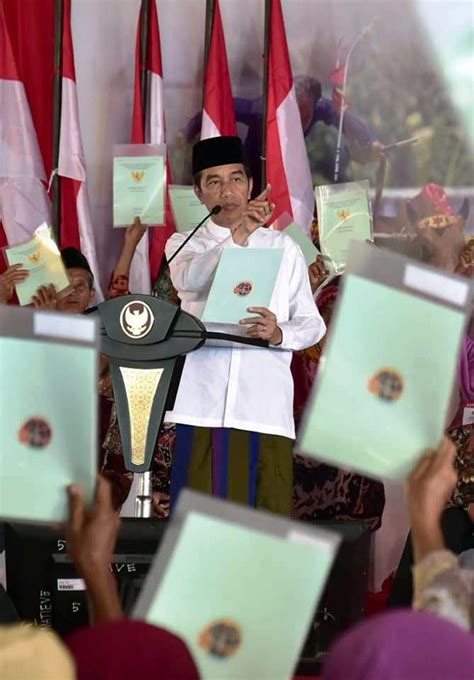 Presiden Jokowi Serahkan 2 050 Sertifikat Hak Atas Tanah Di Bangkalan