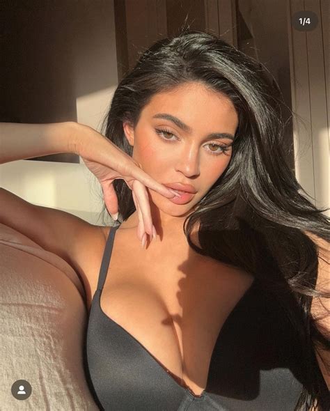 Kylie Jenner Posta Selfie De Lingerie Ap S T Rmino Cantor Travis Scott