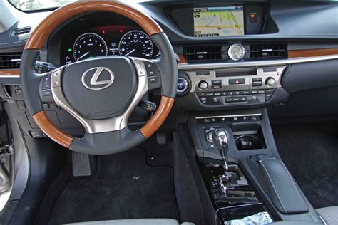 Lexus ES 300h Hybrid Sedan Gets 40 MPG