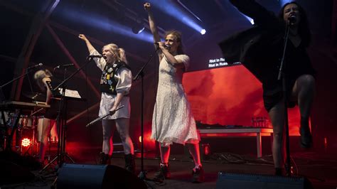 Des Pussy Riot surprises en train de taguer un mur à Berne