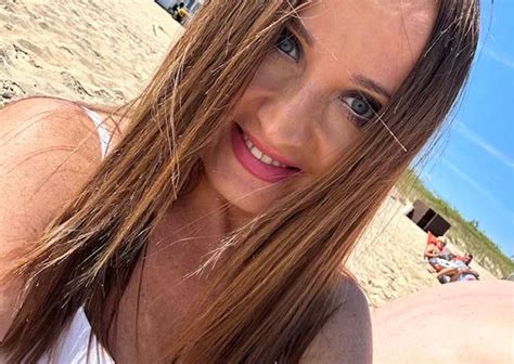 Pokaza A Si W Bikini Towarzyszy Jej M