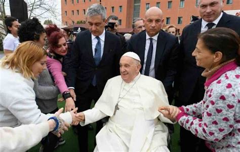 Papa Francisco Visitó En Jueves Santo Cárcel De Mujeres De Rebibbia