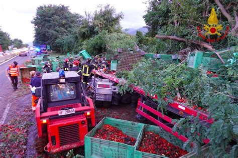 Avellino Tir Si Schianta Sul Guardrail Morto Camionista Sul Raccordo