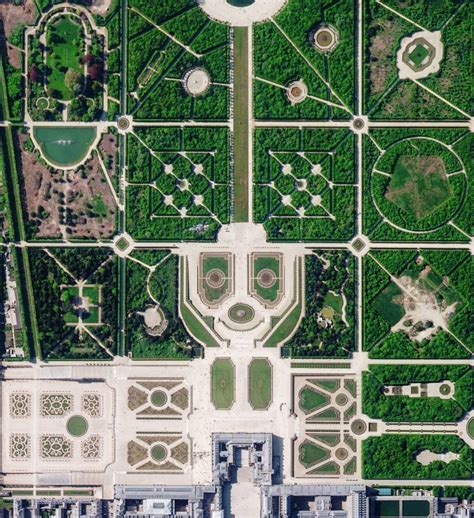 Aerial view of the Versailles Castle's gardens : r/BeAmazed