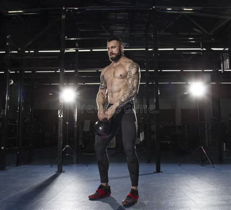 Atleta Descamisado Muscular Que Hace Oscilaciones Del Kettlebell Tr