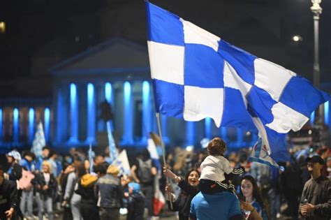 Napoli campione di Italia la città in festa la Repubblica