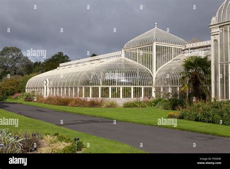 La curvilínea gama de invernaderos en el Jardín Botánico Nacional de