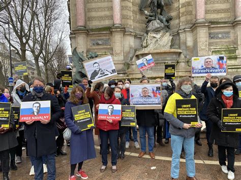 Manifestation à Paris Pour La Libération De Navalny Un An Après Son