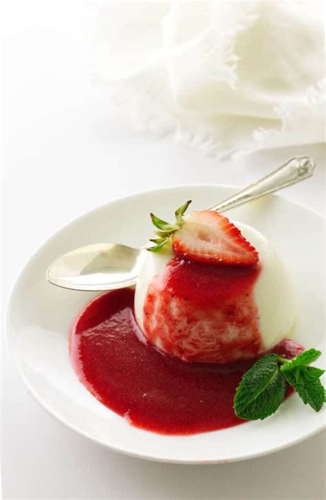 Vanilla Panna Cotta With Strawberry Sauce Savor The Best