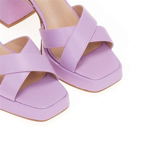 Sanda Y Nude Z Ekosk Ry Z Poprzecznymi Paseczkami Z Przodu Na Platformie Tsoukalas Shoes