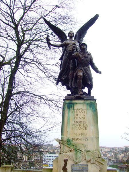 Monument Aux Morts Ou Le Poilu Entra Nant La Victoire