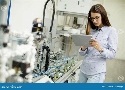 El Estudiante Joven De La Rob Tica Se Coloca En Un Laboratorio Imagen