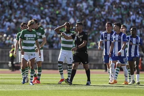 Em lances na área do FC Porto Fábio Veríssimo não viu mesmo nada